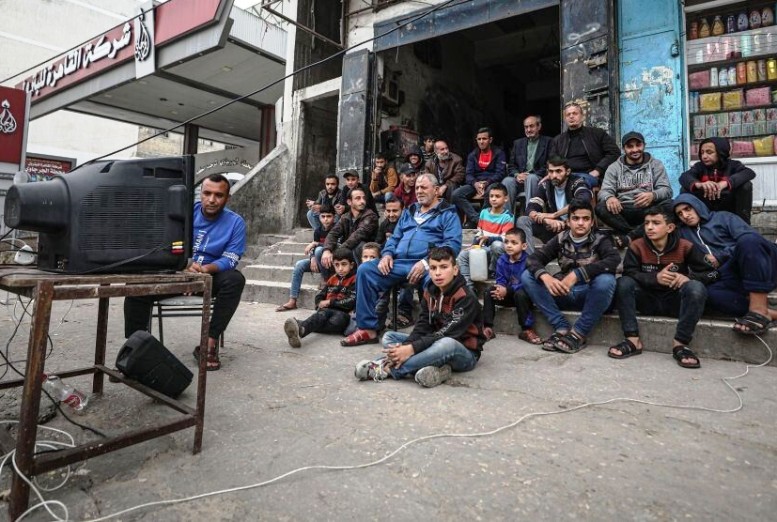 فقراء غزة يتابعون كأس العالم أمام الشاشات الصغيرة
