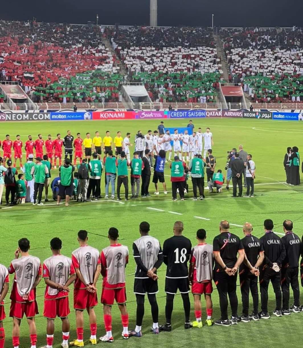 لفتة رائعة للتاريخ: في مباراة منتخب فلسطين وسلطنة عمان، جماهير عمان قررت أهداء فلسطين هذا التيفو الجميل...