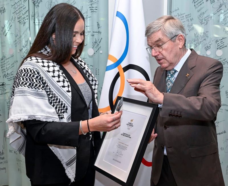 رئيس الأولمبية الدولية باخ يمنح السبّاحة الفلسطينية فاليري ترزي شهادة اعتراف وتقدير أولمبية