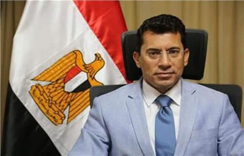 وزير الرياضة المصري اشرف صبحي يهنئ منتخب سيدات التنس بعد الفوز الكبير على إسرائيل