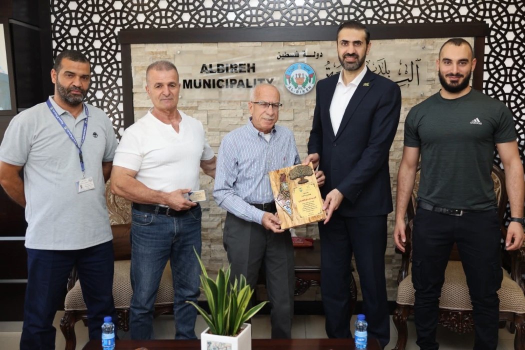 بلدية البيرة تكرّم الرياضي المخضرم إسحاق العسلي تقديرًا لعطائه ودعمه للعمل التطوعي