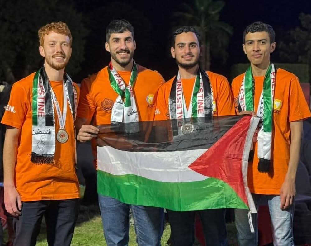 فريق جامعة بيرزيت يحصد الميدالية الفضية بالبطولة العربية الأفريقية للبرمجة في مصر .. ويتأهل للمسابقة العالمية